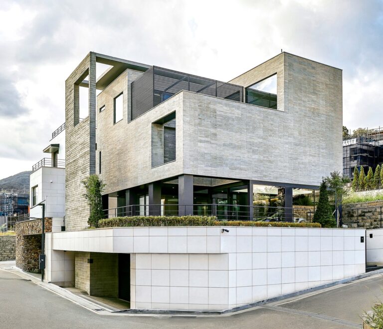 خانه مکعبی چرخشی ( Turning Cube House )