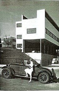 تبلیغ مرسدس بنز 1927، در مقابل خانه لوکوربوزیه و پیر ژانرات، اشتوتگارت، 1927