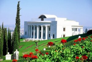 مرکز آموزش بین المللی بهاییت- زندگی نامه و معرفی آثار حسین امانت