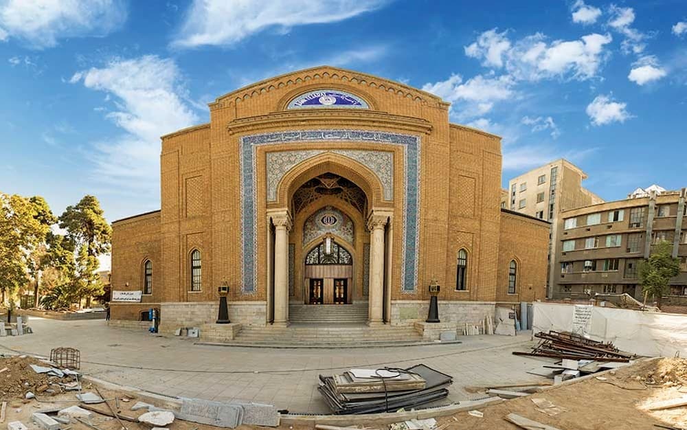ورودی ساختمان قدیمی بانک تجارت
